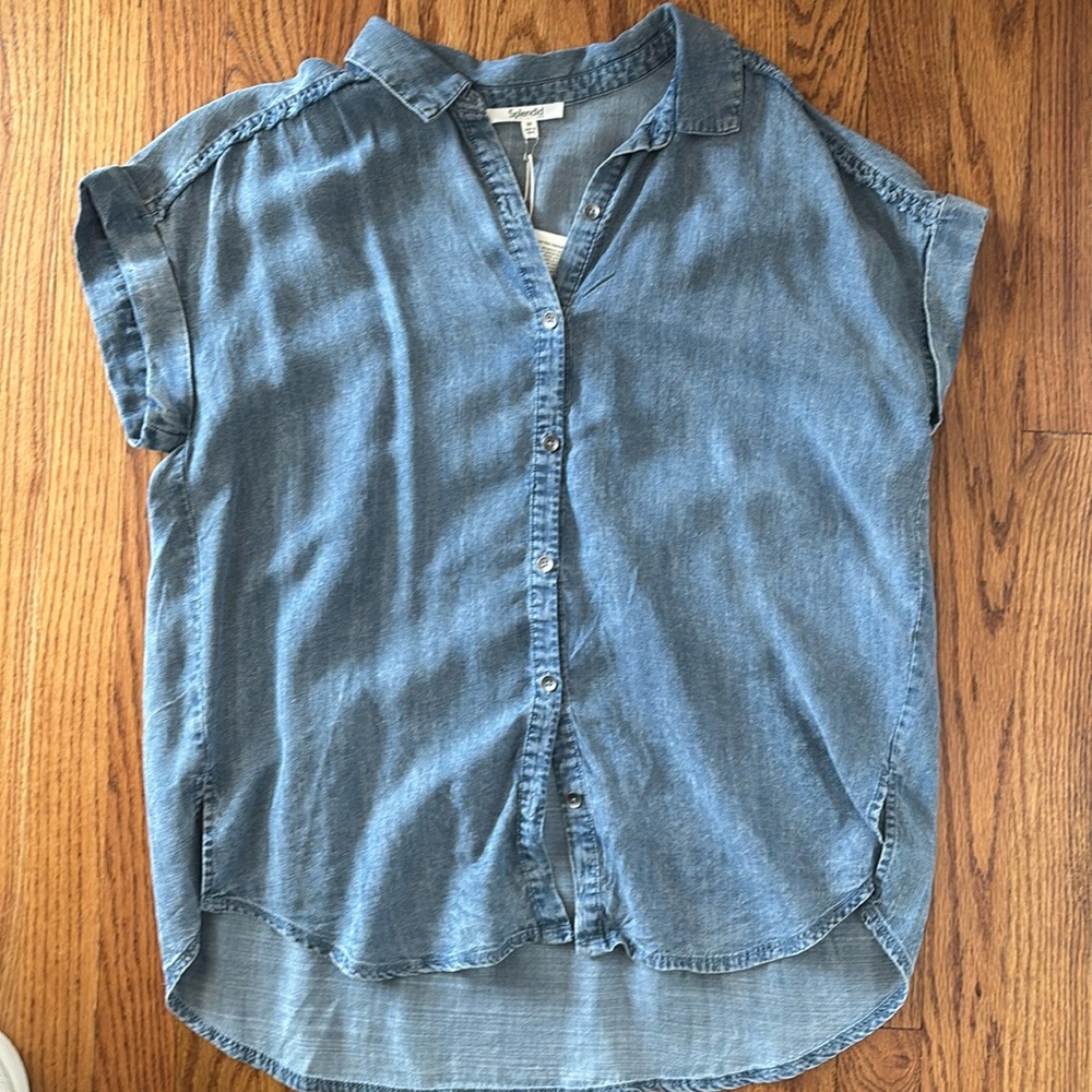 NWT Splendid Chambray Shirt. Med to light denim color. Sht sleeve. Oversized